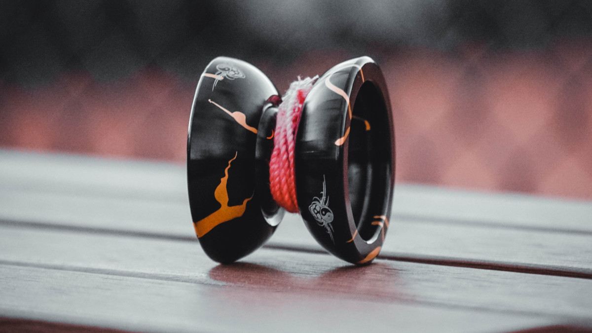 shallow focus photo of a yoyo